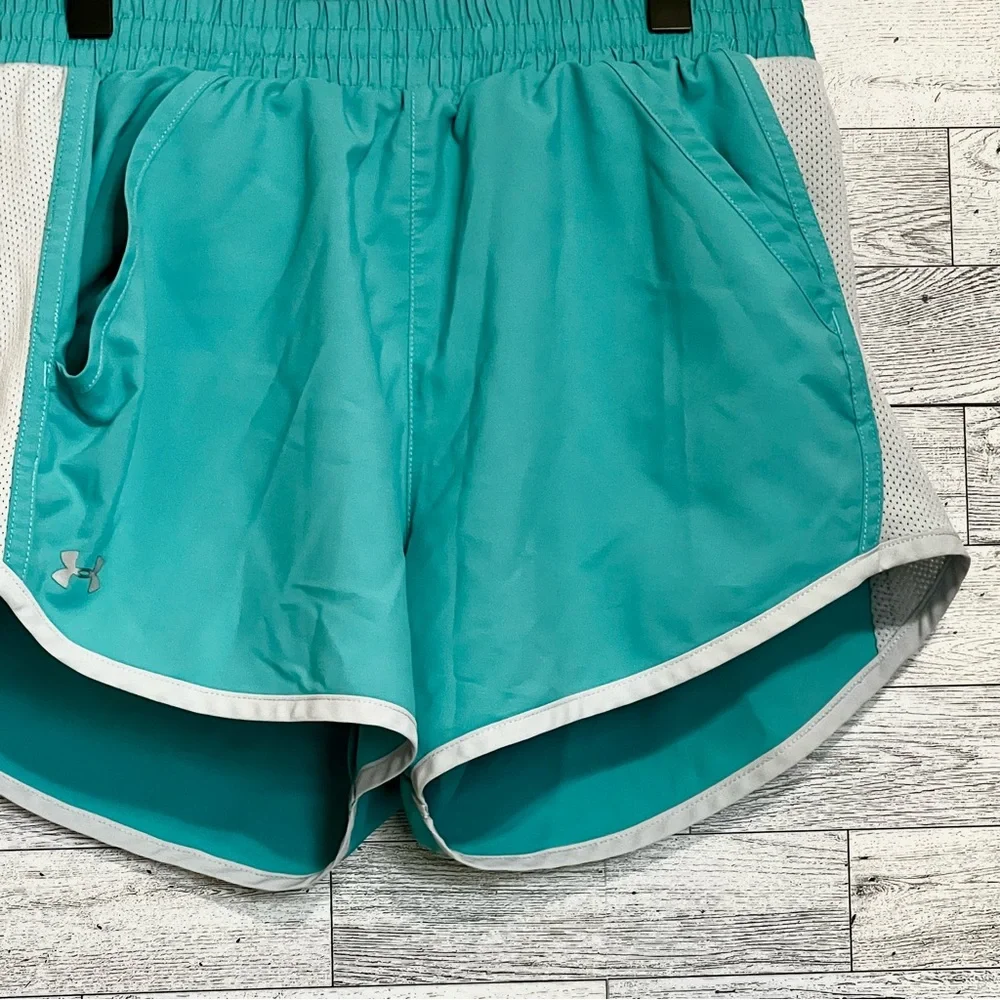 Under Armor Ladies Running Shorts w/inside. Vented‎ sides for airflow. Size-XS
